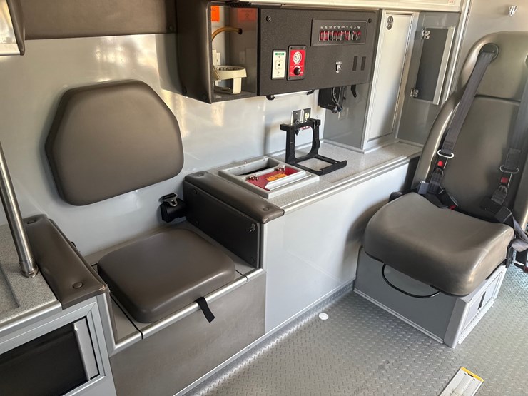 #9-•-2017-chevrolet-ambulance-4500-image-43