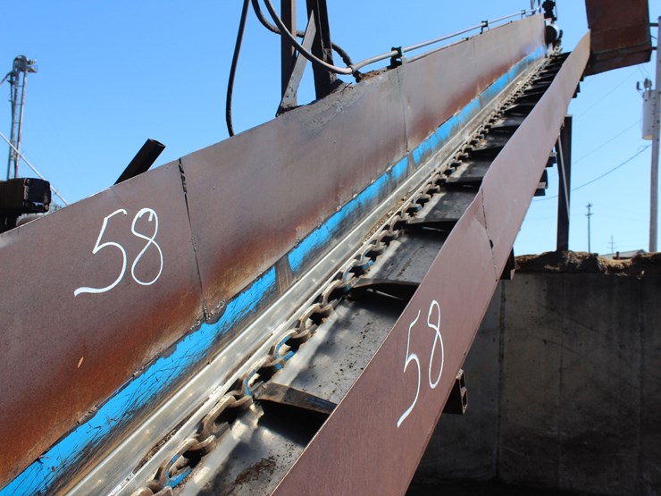 approx-250'-barn-sweep-conveyor-w/-patz-style-chain-w/-40'-incline-section-w/heavy-duty-hydraulic-drive-w/-the-rest-of-the-chain-riding-on-concrete-base-w/-idler-rolls-image-3