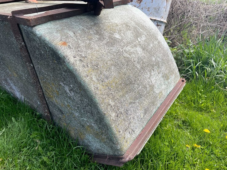 #5618-•-fiber-glass-feed-cart-image-2