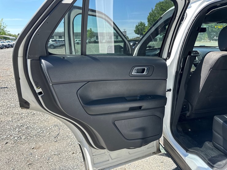 2019-ford-explorer-image-22