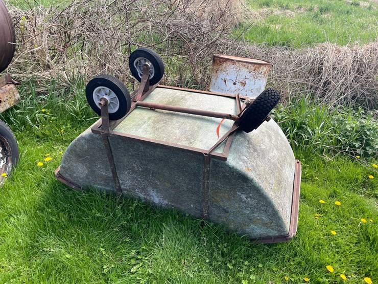 #5618-•-fiber-glass-feed-cart-image-1