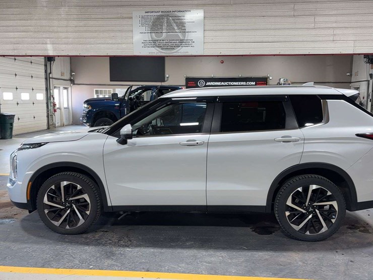2024-mitsubishi-outlander-image-2