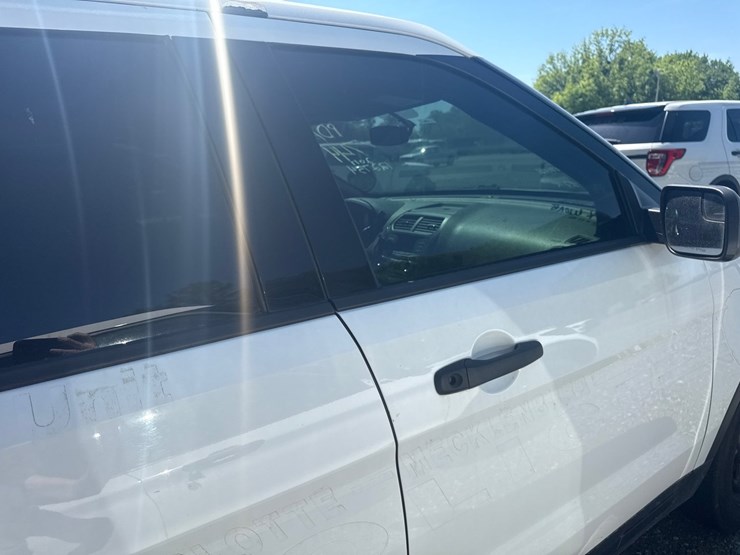 2017-ford-explorer-image-19