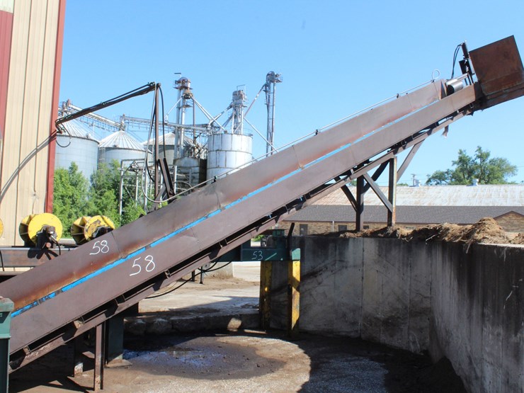 approx-250'-barn-sweep-conveyor-w/-patz-style-chain-w/-40'-incline-section-w/heavy-duty-hydraulic-drive-w/-the-rest-of-the-chain-riding-on-concrete-base-w/-idler-rolls-image-1