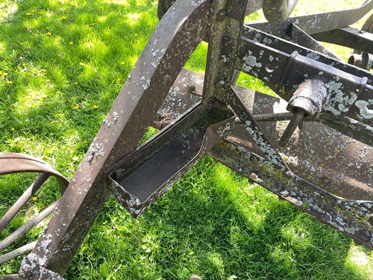 #5621-•-antique-adjustable-height-and-angle-pull-behind-road-grader-image-19