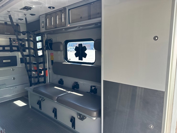 #8-•-2017-chevrolet-ambulance-4500-image-39