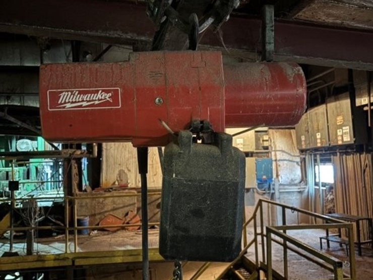 milwaukee-1/2-ton-electric-chain-hoist-with-trolley-image-1