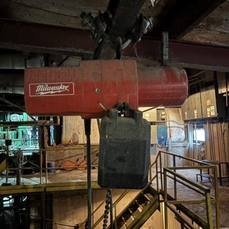 Milwaukee 1/2 Ton Electric Chain Hoist with Trolley