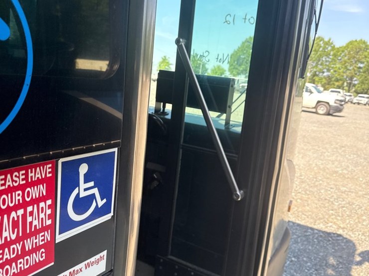 2012-gillig-low-floor-image-19