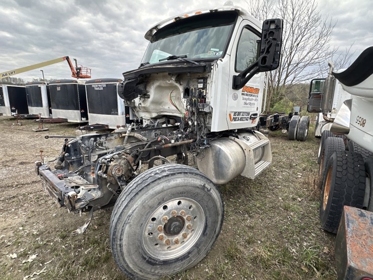 2019-peterbilt-567-image-1
