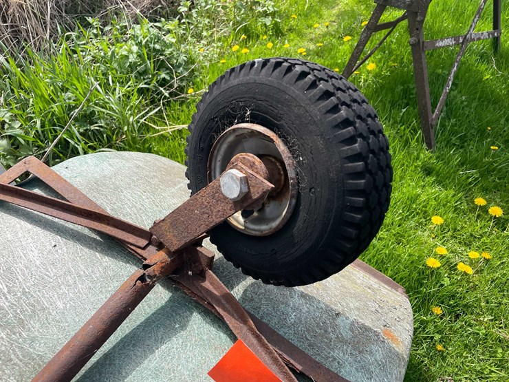 #5618-•-fiber-glass-feed-cart-image-10