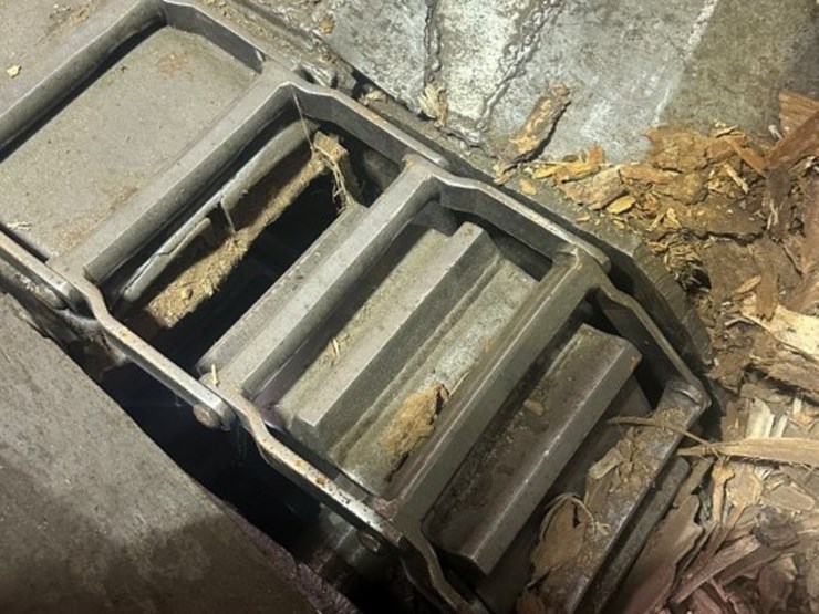 20ft-log-trough-conveyor-with-12inch-ladder-back-chain,-electric-drive-(outfeed-from-debarker)-image-2