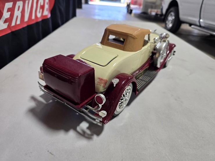 #401-•-jim-beam-1935-duesenberg-convertible-decanter-image-5