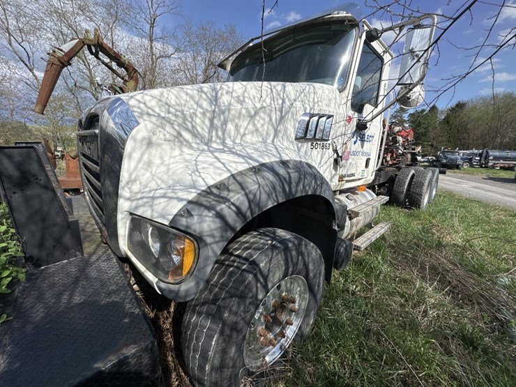 2010-mack-granite-image-1