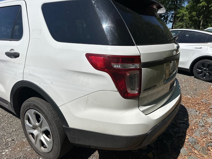 2015-ford-explorer-image-21