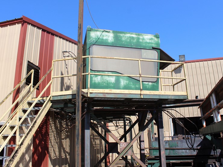 c&l-42"-rosser-head-debarker-w/-50hp-motor-w/6'x8'-stand-a-lone-control-cab-w/-catwalk-&-steps-w/-controls-w/-heavy-duty-motors-on-bull-wheels-image-5