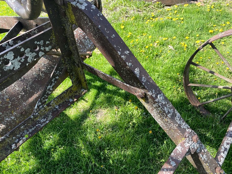 #5621-•-antique-adjustable-height-and-angle-pull-behind-road-grader-image-20