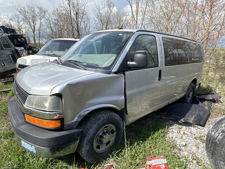 2012-chevrolet-express-image-1