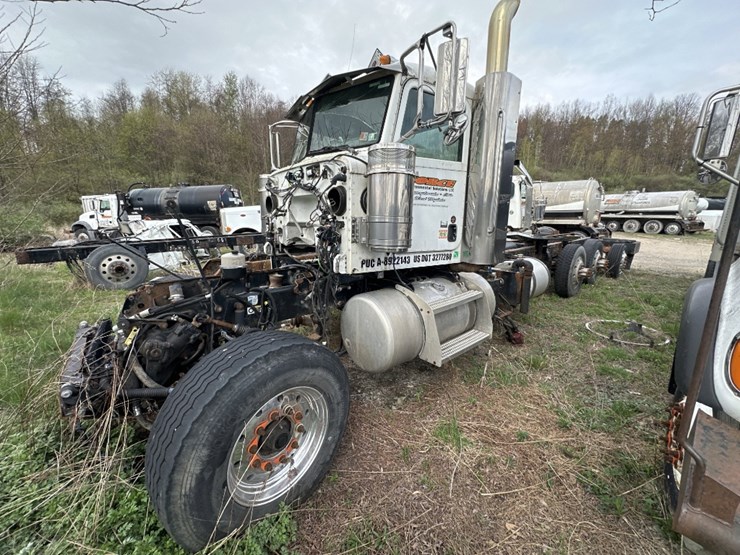 2013-peterbilt-388-image-1