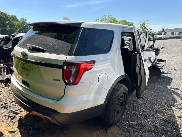 2017-ford-explorer-image-13