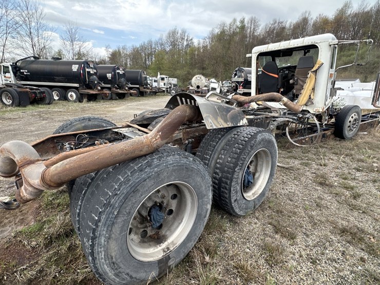 2012-peterbilt-389-image-3