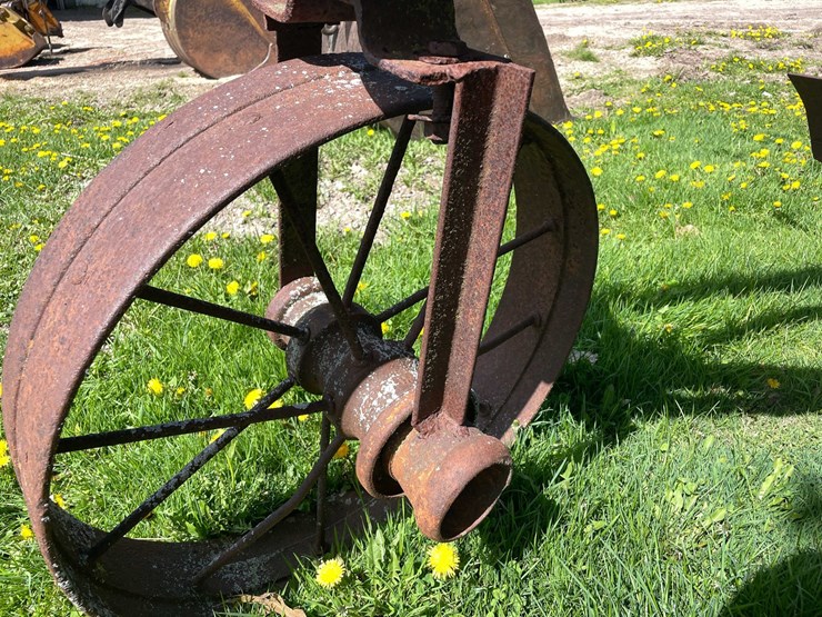 #5621-•-antique-adjustable-height-and-angle-pull-behind-road-grader-image-39
