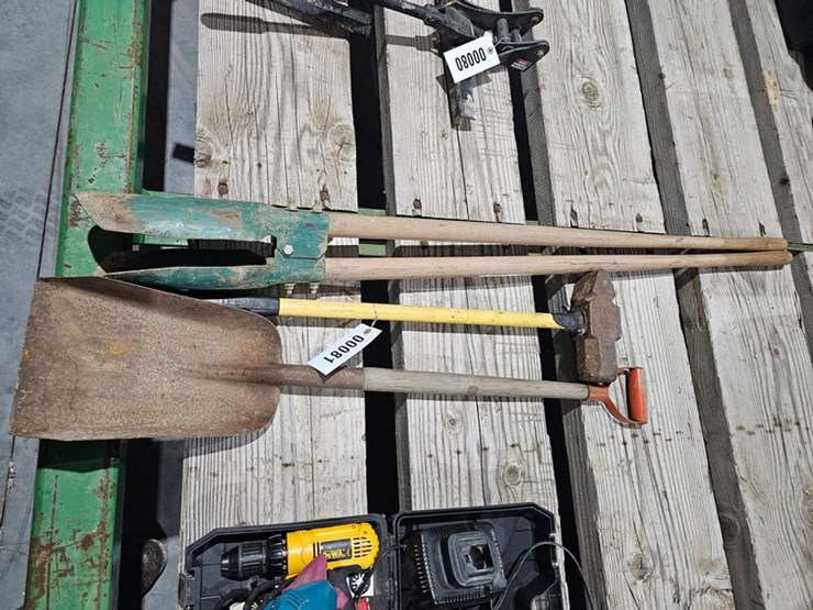 #81-•-shovel,-maul,-and-post-hole-digger-image-1