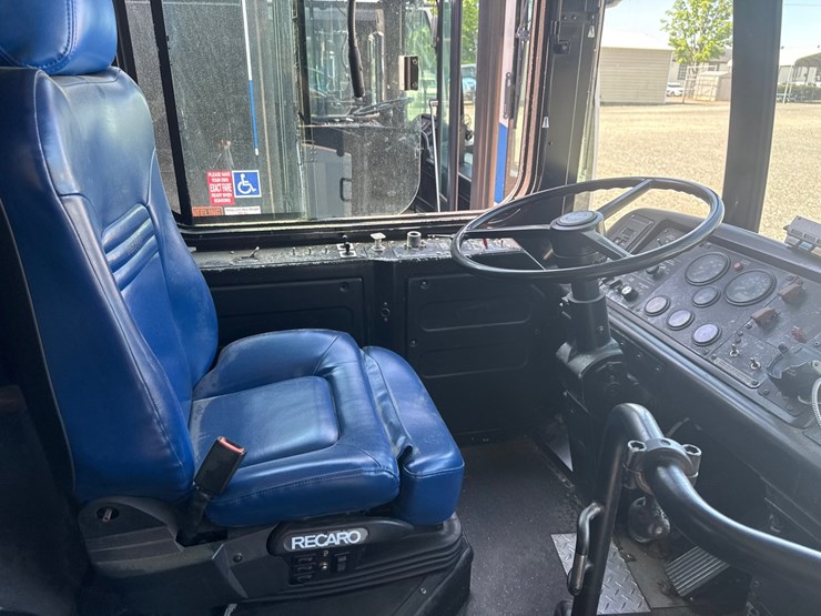 2012-gillig-low-floor-image-26
