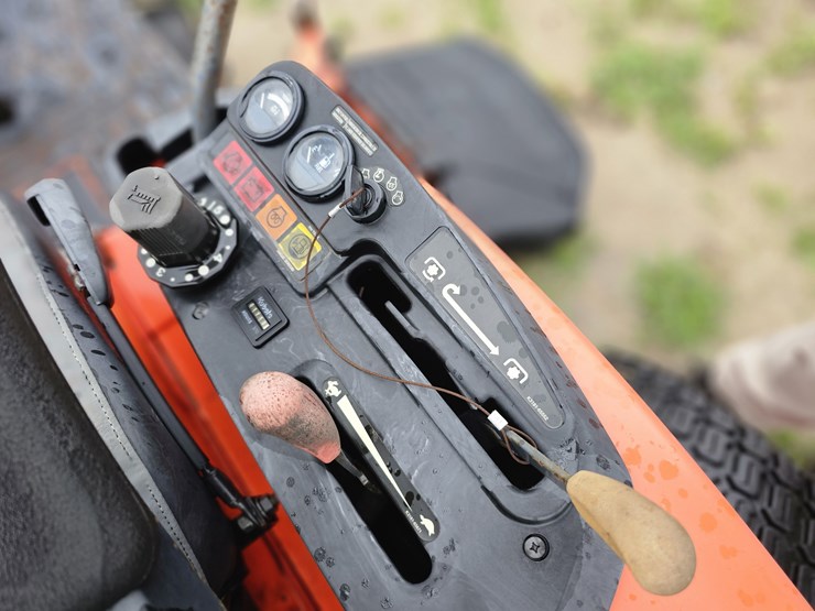 2011-kubota-zd326-image-8