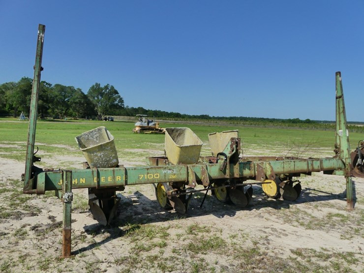 john-deere-7100-image-1