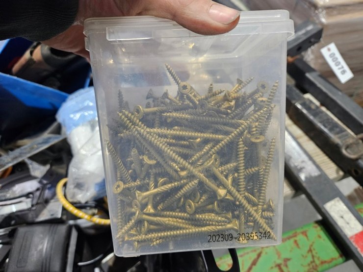#75-•-lot-of-assorted-construction-items-image-10