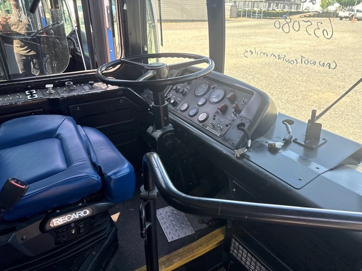 2012-gillig-low-floor-image-21