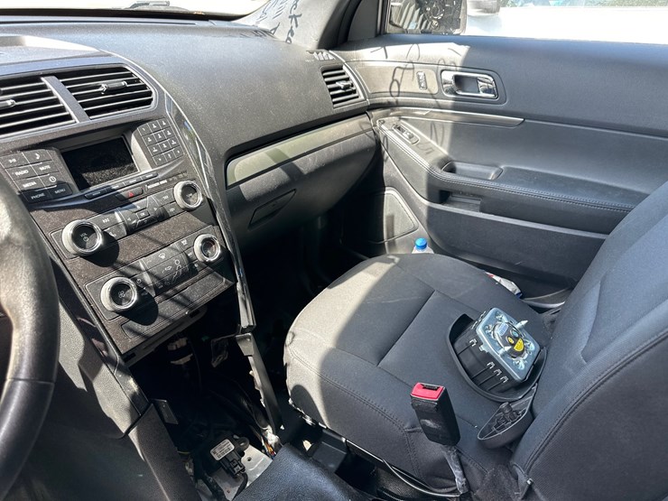 2019-ford-explorer-image-25