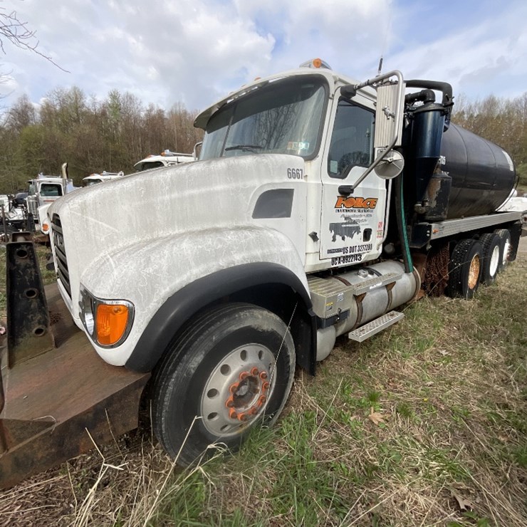 2006 MACK CV713