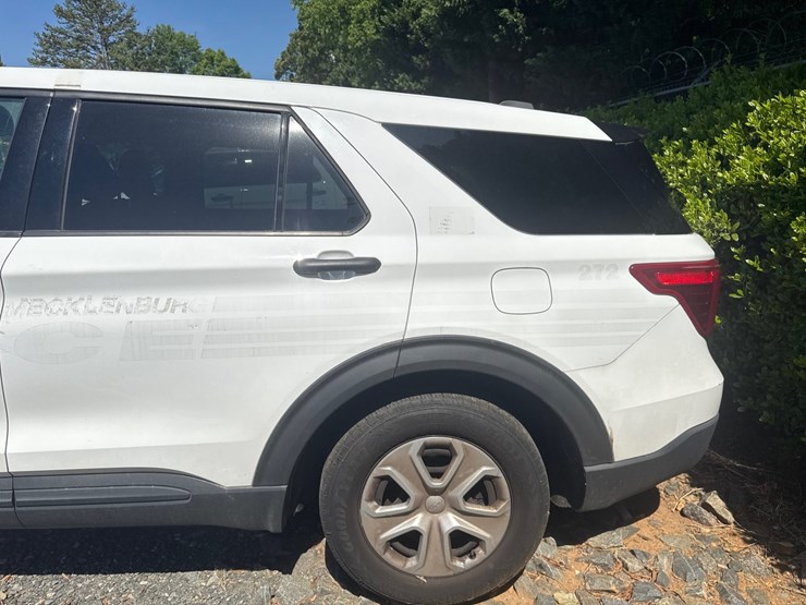 2022-ford-explorer-image-10