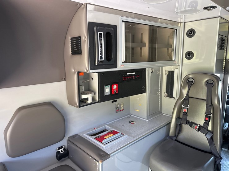 #8-•-2017-chevrolet-ambulance-4500-image-41