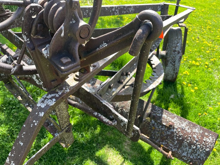 #5621-•-antique-adjustable-height-and-angle-pull-behind-road-grader-image-23