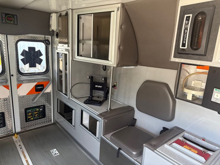#9-•-2017-chevrolet-ambulance-4500-image-41