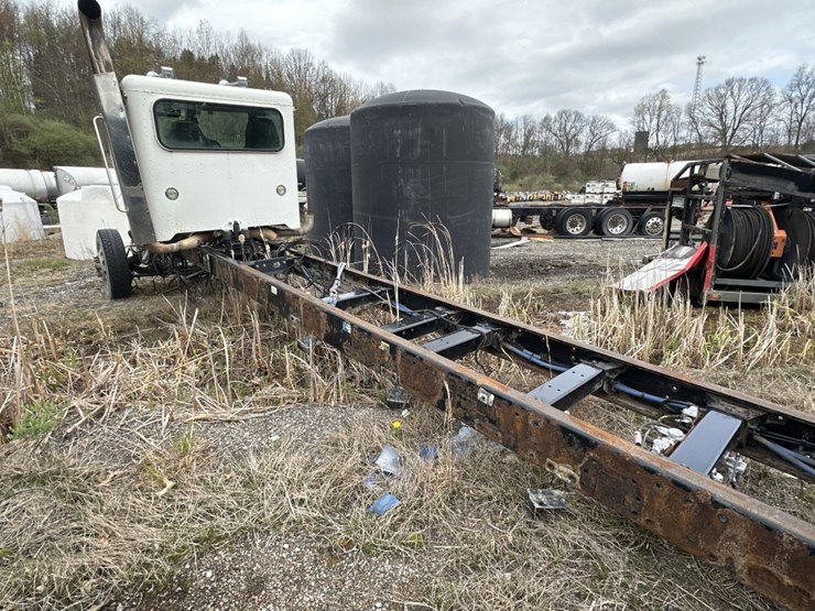 2015-peterbilt-389-image-2