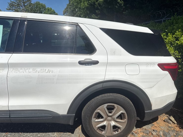 2022-ford-explorer-image-11