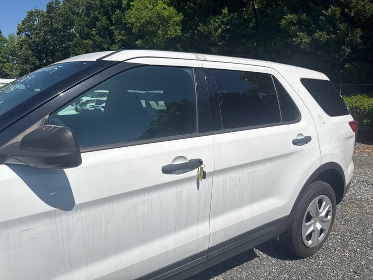2019-ford-explorer-image-11