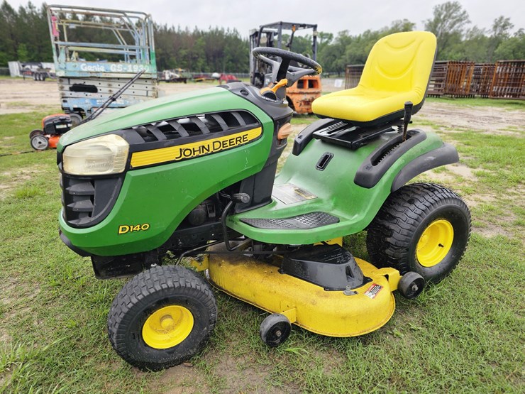 2013-john-deere-d140-image-1