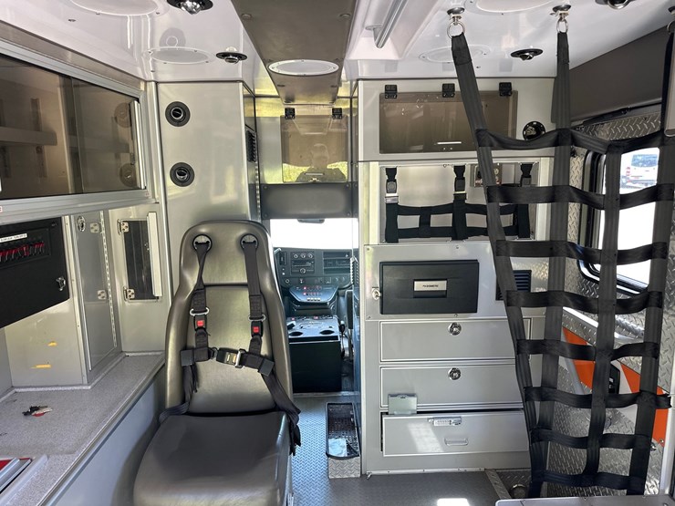 #8-•-2017-chevrolet-ambulance-4500-image-40