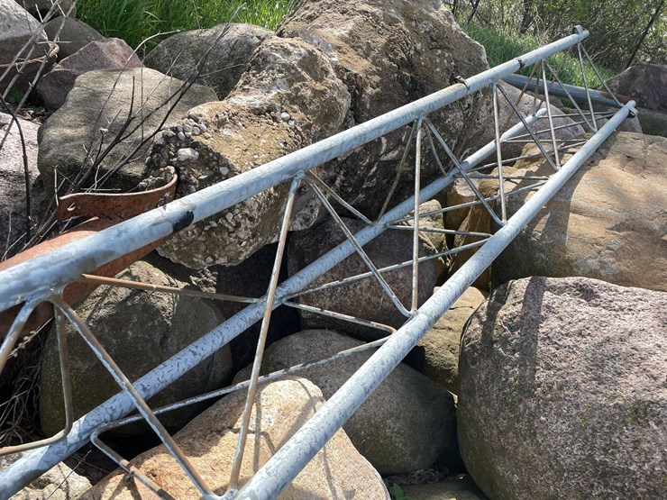 #5605-•-scrap-metal-image-4