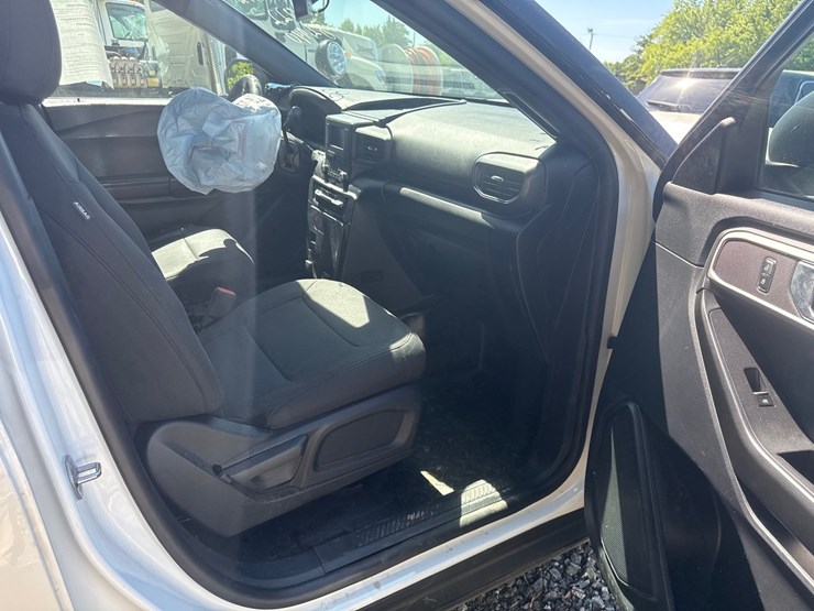 2022-ford-explorer-image-21