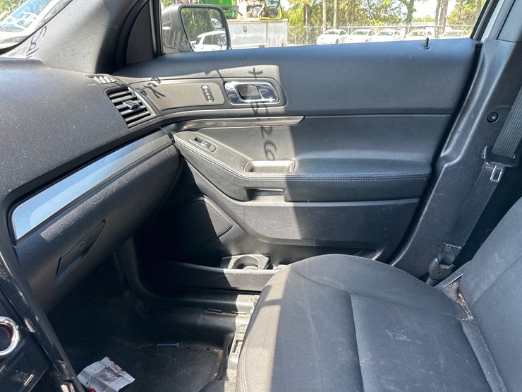 2019-ford-explorer-image-28