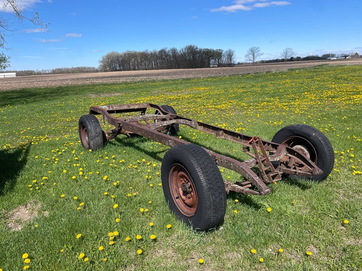 #5596-•-vintage-2-axle-car-frame-image-3