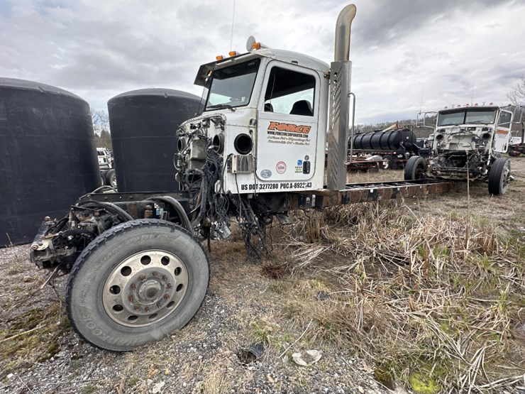 2015-peterbilt-389-image-1