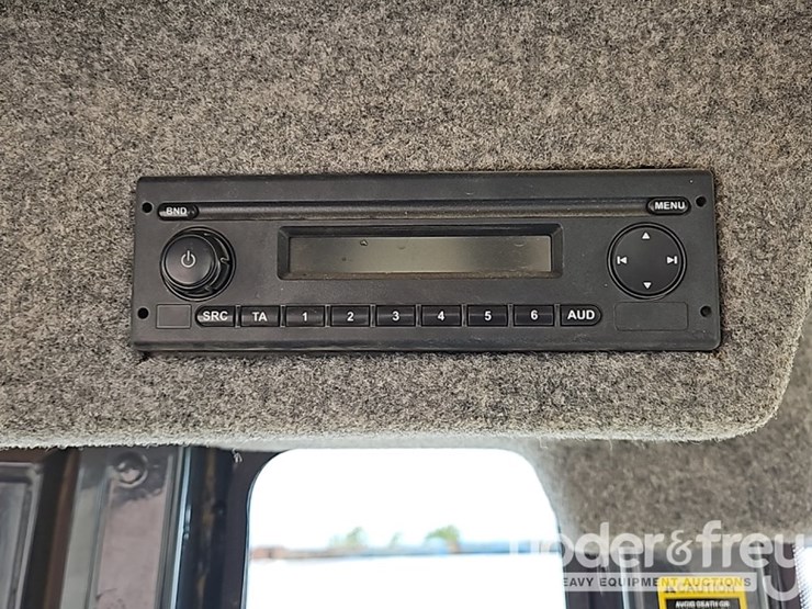 2018-deere-310sl-image-39