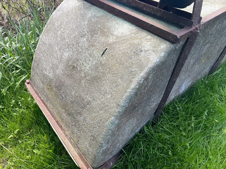 #5618-•-fiber-glass-feed-cart-image-4